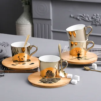 Отражающая керамическая кофейная чашка и золотая колбаса с новым высококачественным британским послеобеденным набором из дерева